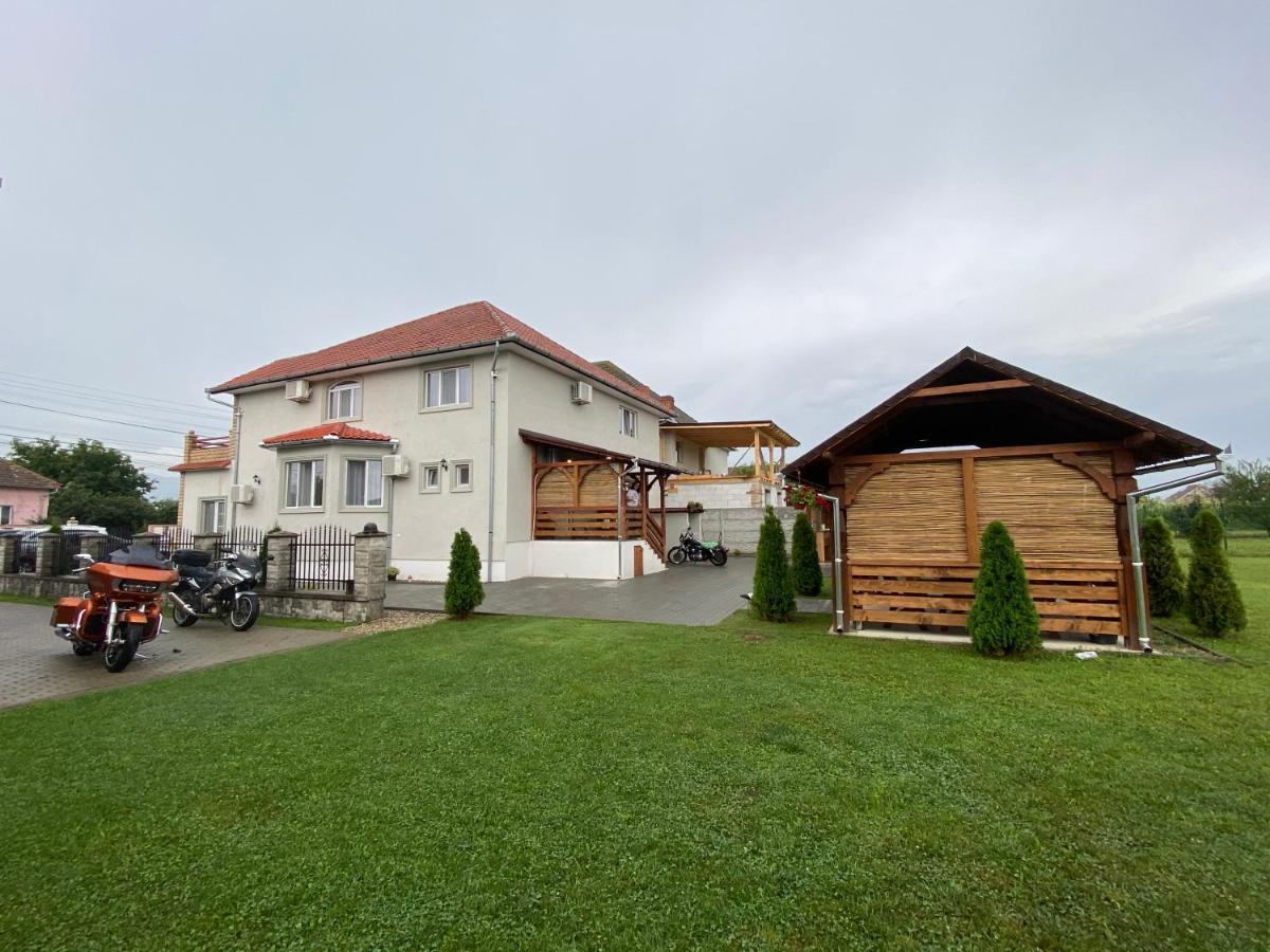 Absolut Residence Хацег Экстерьер фото