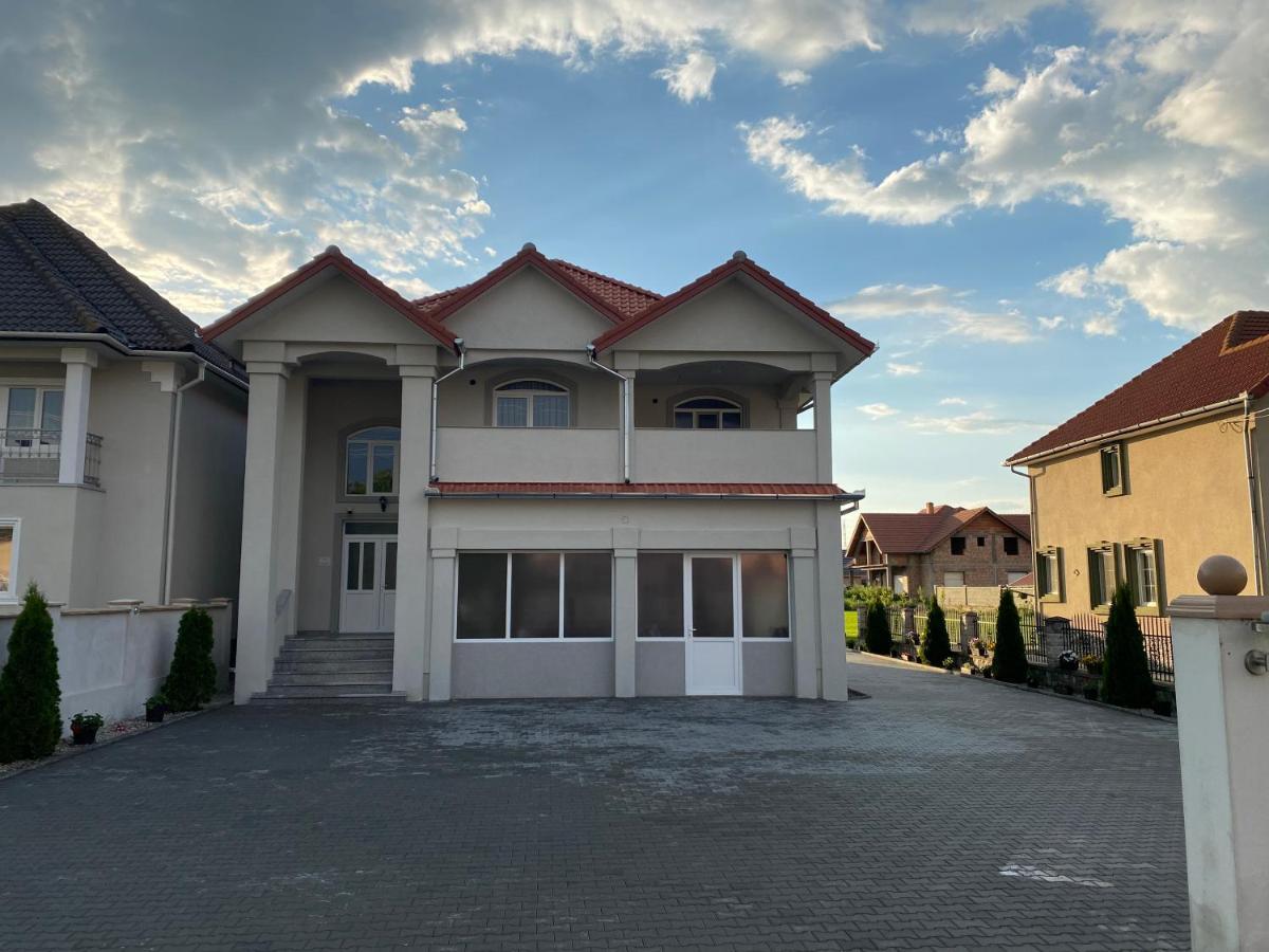 Absolut Residence Хацег Экстерьер фото