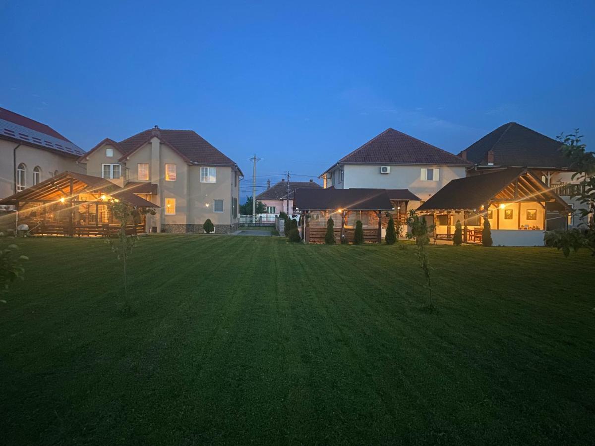 Absolut Residence Хацег Экстерьер фото
